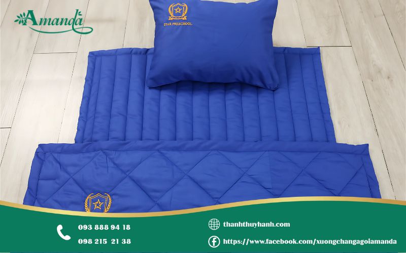 Nên đặt may hay mua sẵn nệm cho bé đi học