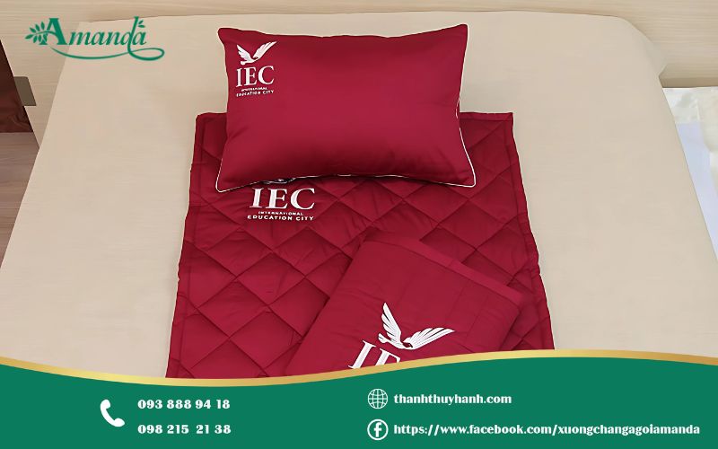 Bộ nệm gối học sinh màu đỏ thêu logo theo yêu cầu quý nhà trường